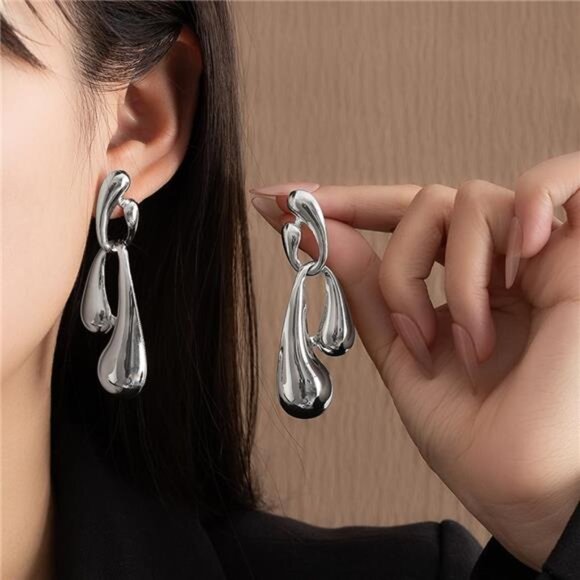 Irregular Gold Dangle Earrings – Elegant Teardrop Statement Jewelry - Picture 2 of 4